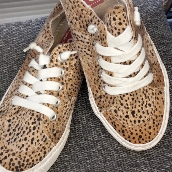 Pop Declan Leopard Sneakers. Regular Women Size 7. - Picture 6 of 6